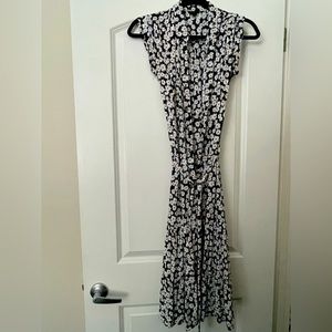 Really pretty flower dress! Great for a summer/ spring event!